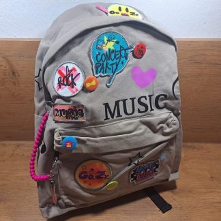 Rucksack grau mit Patches